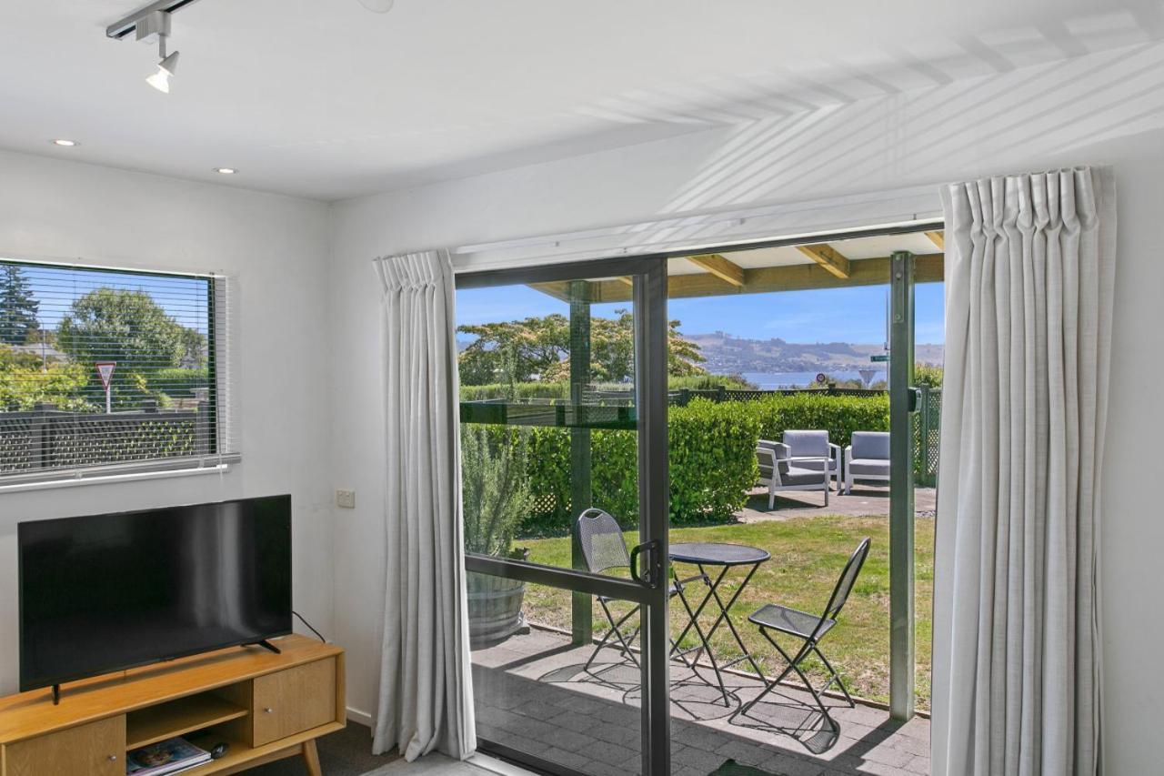 You Little Beauty - Wharewaka Beach Magic タウポ エクステリア 写真