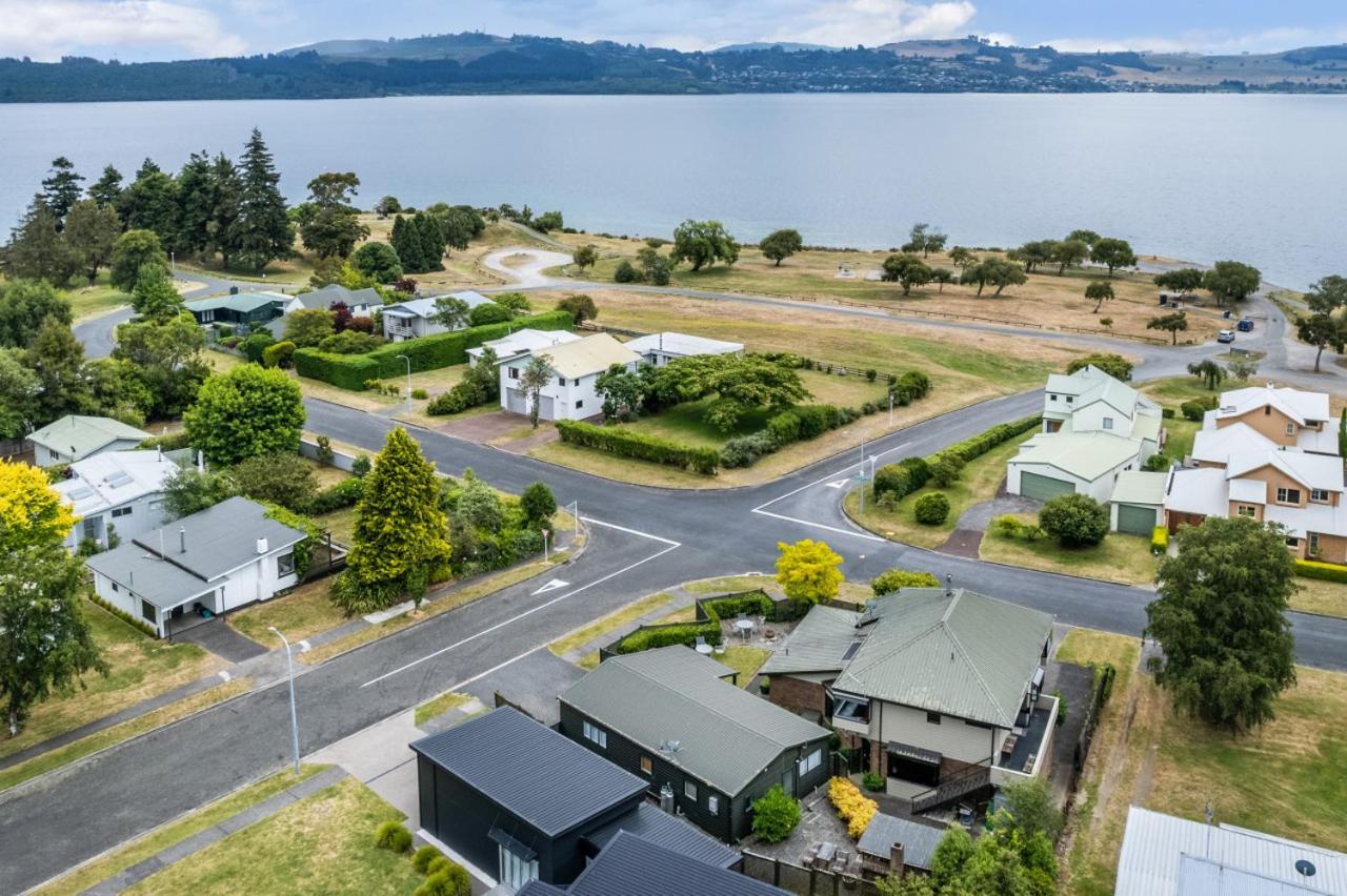 You Little Beauty - Wharewaka Beach Magic タウポ エクステリア 写真